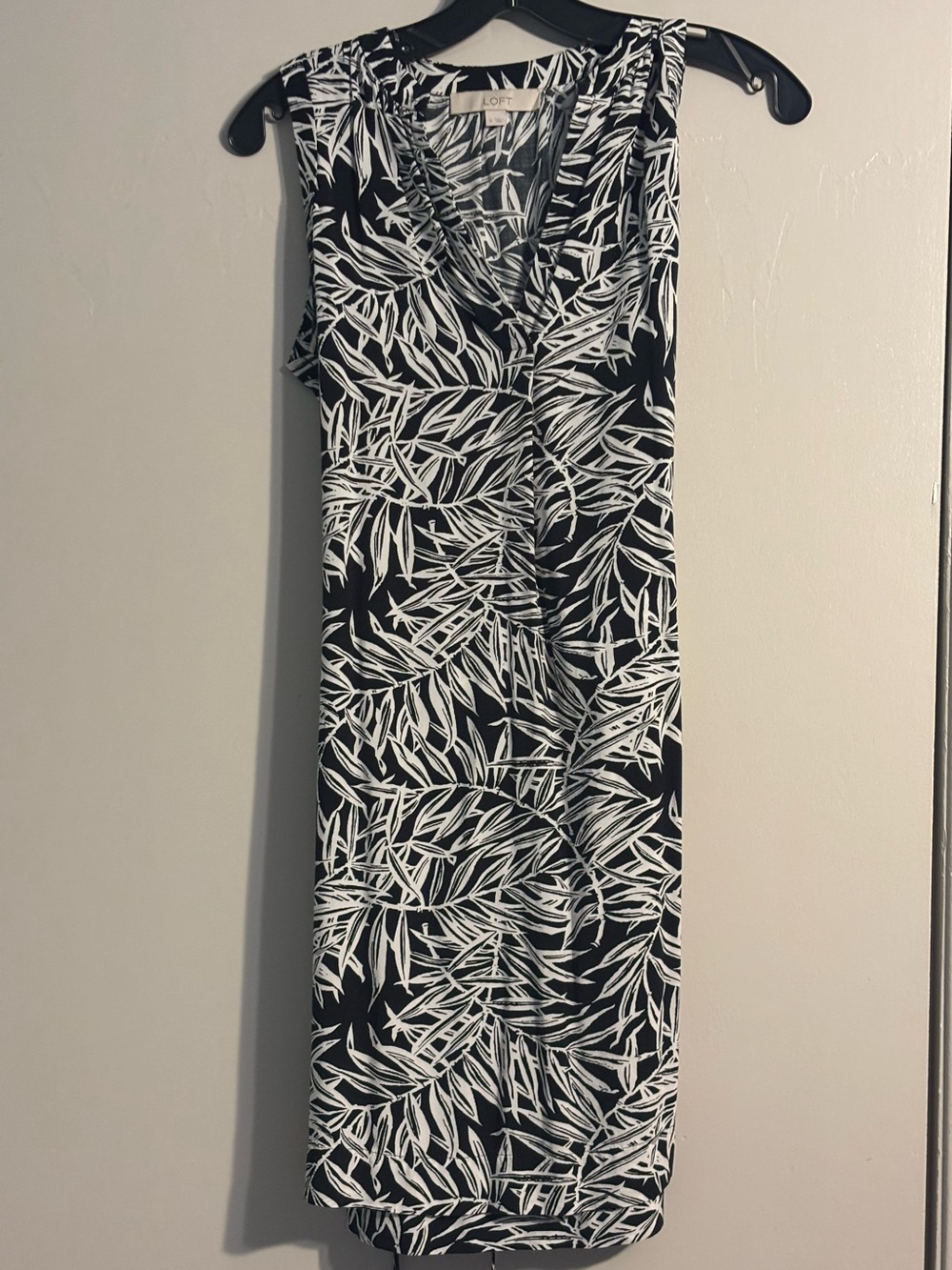 Ann Taylor LOFT Black & White Leaf Print Sleeveless Dress.